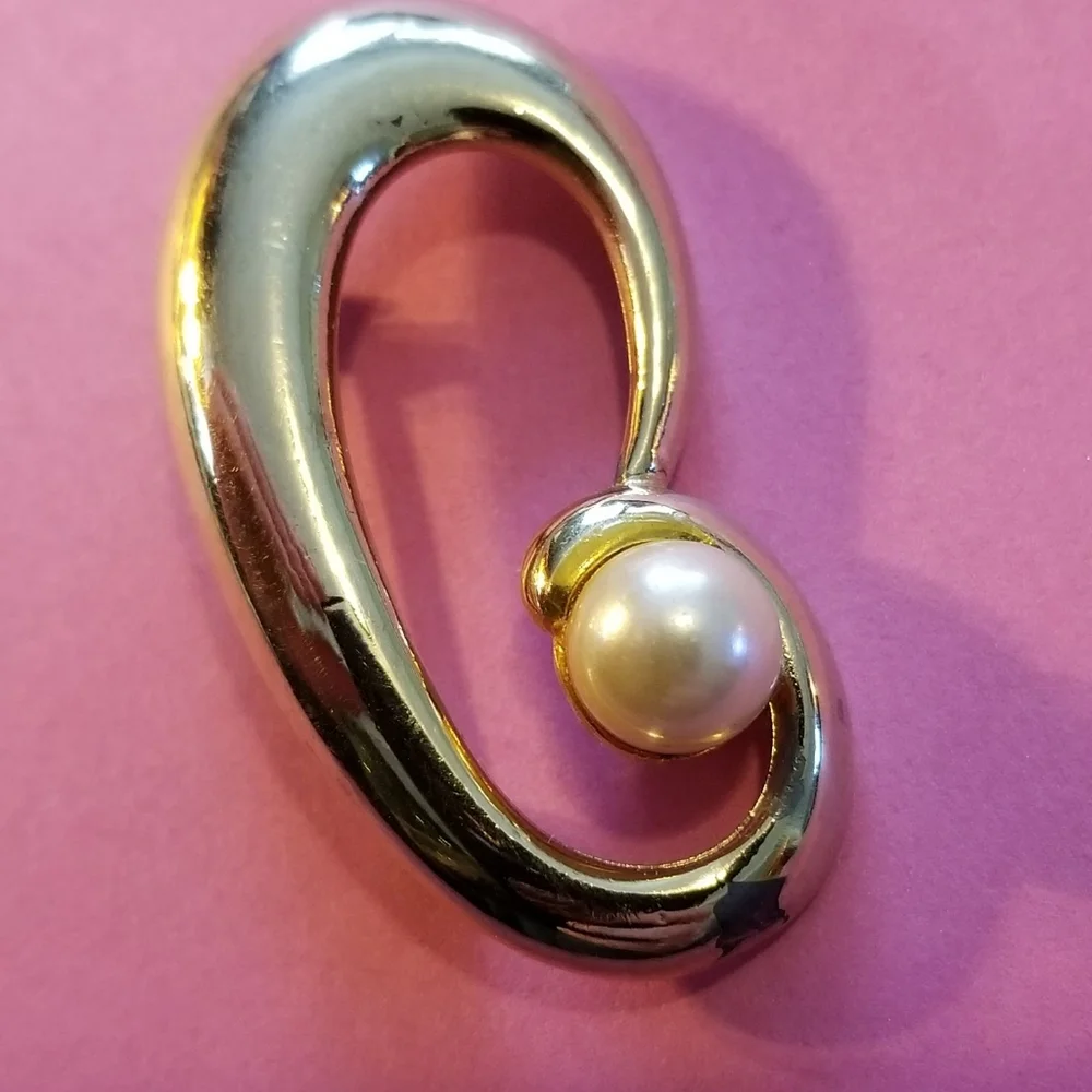 Vintage faux pearl swoop brooch